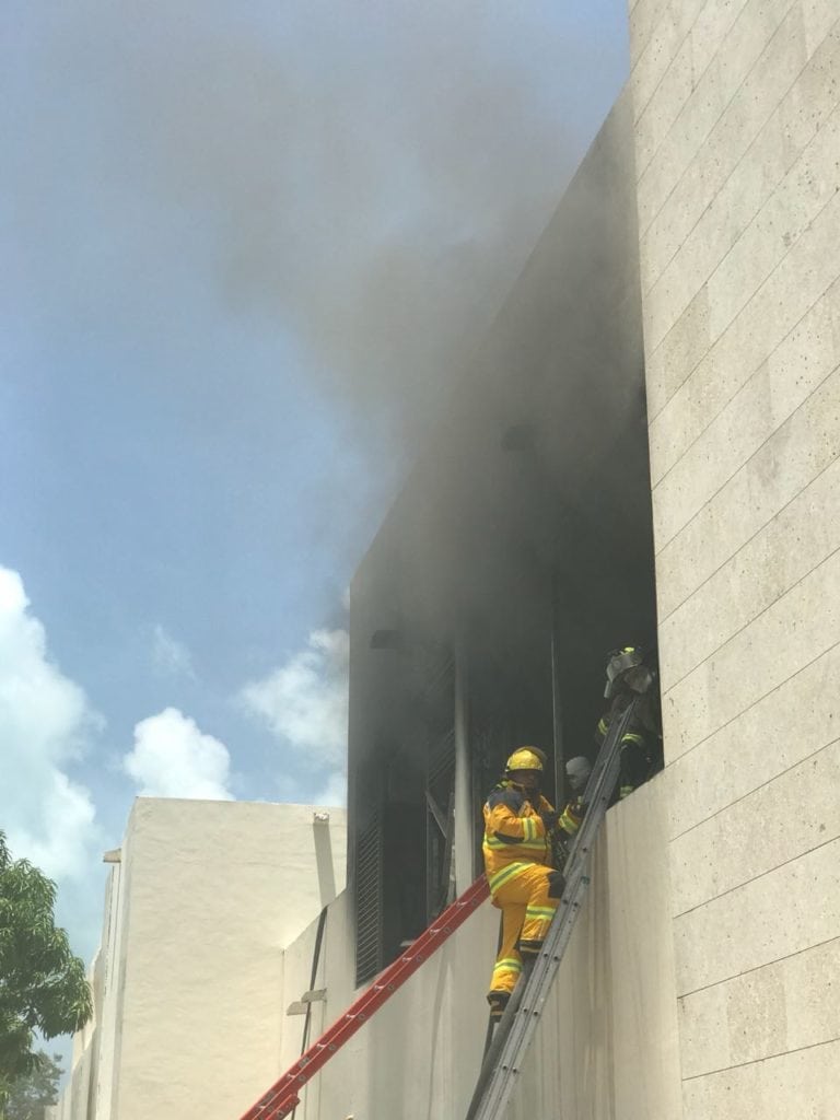 Deja varios heridos incendio en hotel de Playa Mujeres