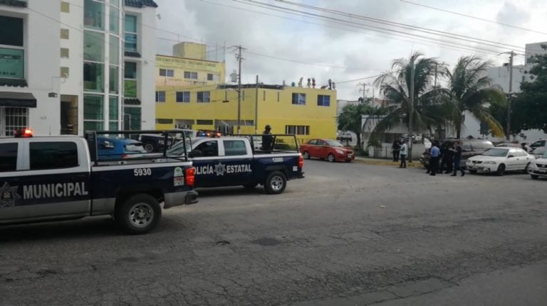 Herido de bala a pasos del INE en Cancún