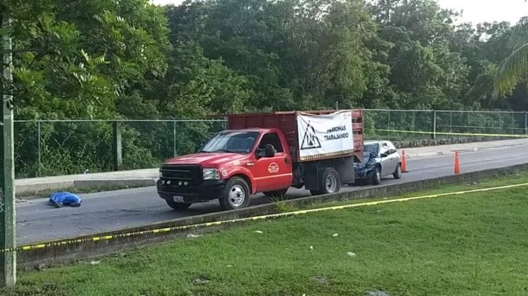 Trabajador de bacheo muere arrollado en Cancún