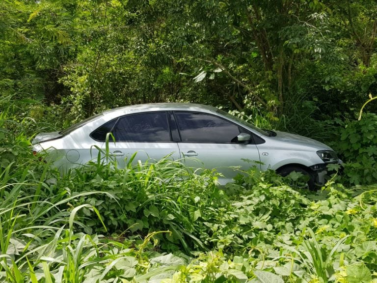Automóvil lo choca y avienta en un barranco