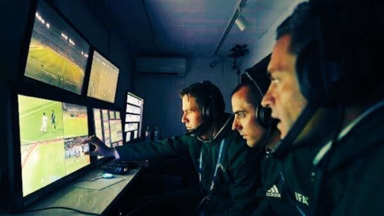 Acuerdan futbol con videoarbitraje en reunión en Cancún