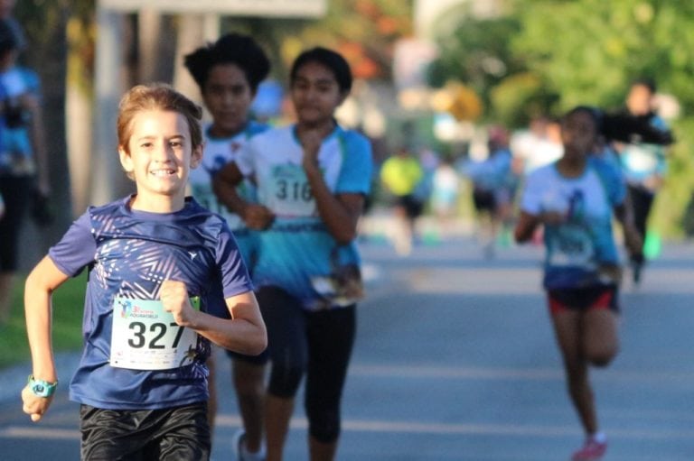 Mercado y Cruz ganan carrera atlética en Cancún
