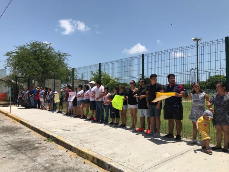 Defienden con cadena humana espacio para tochito