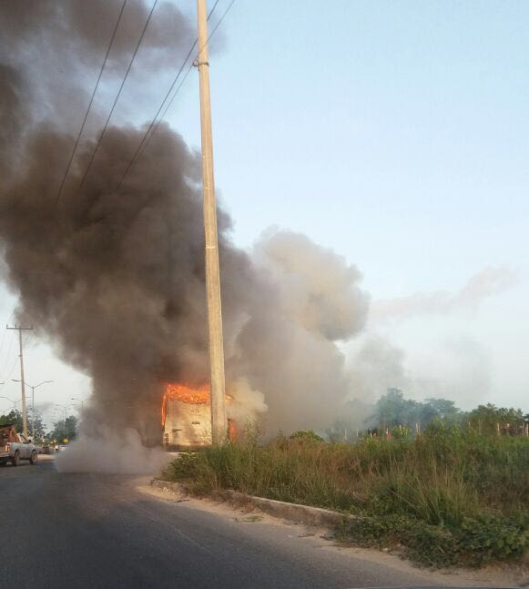 Se incendia autobús de transporte de personal