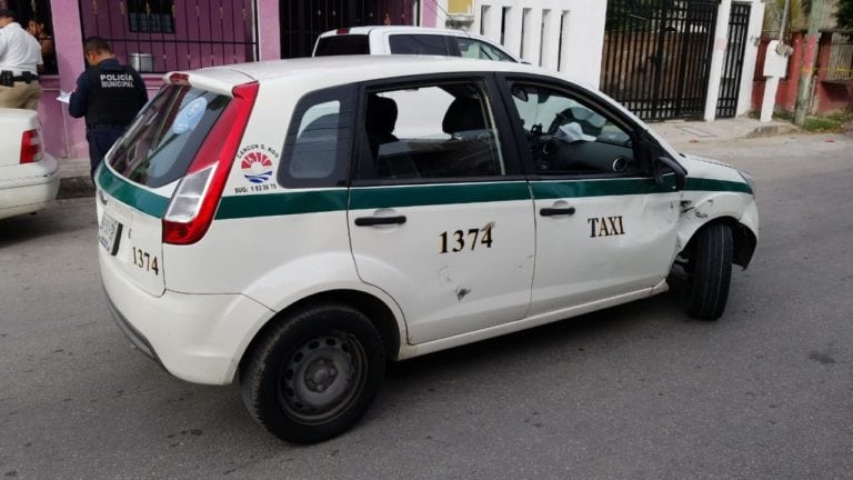 Chocan taxista y motociclista; muere uno