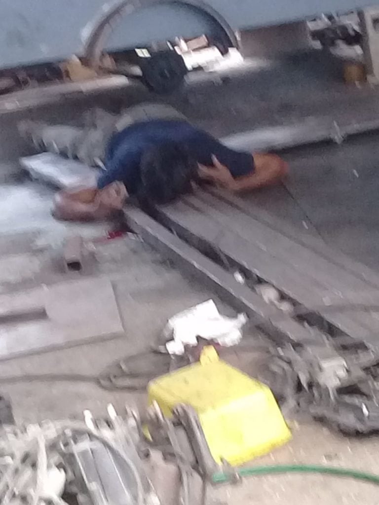 Matan mecánico y huyen