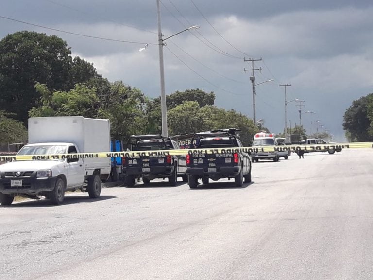 Fallece baleado rumbo al hospital; policías detuvieron el vehículo