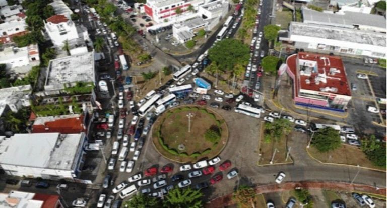 Par vial de la Xcaret crea serio conflicto en la glorieta de Yaxchilán