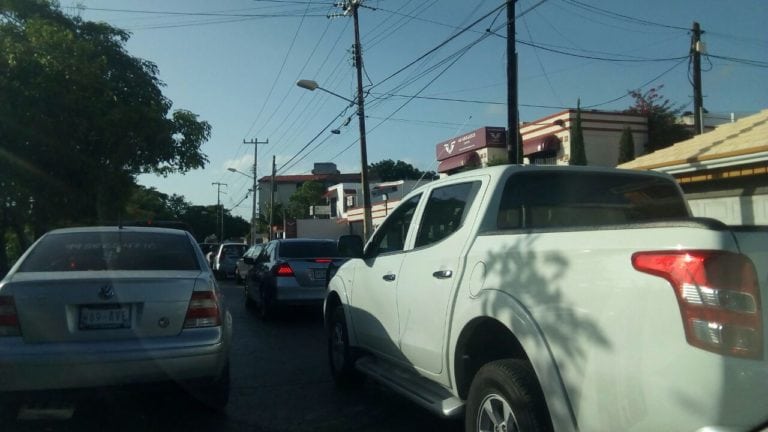 Par vial en Cancún genera congestión en la avenida Palenque