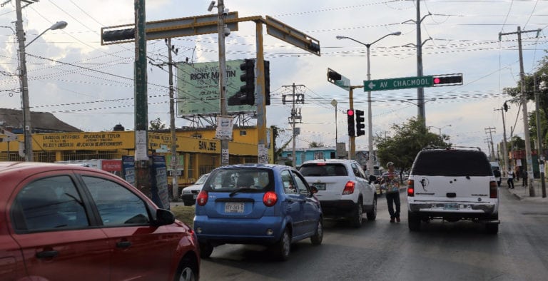 Piden automovilistas cancunenses a estar atentos a cambios de sentido