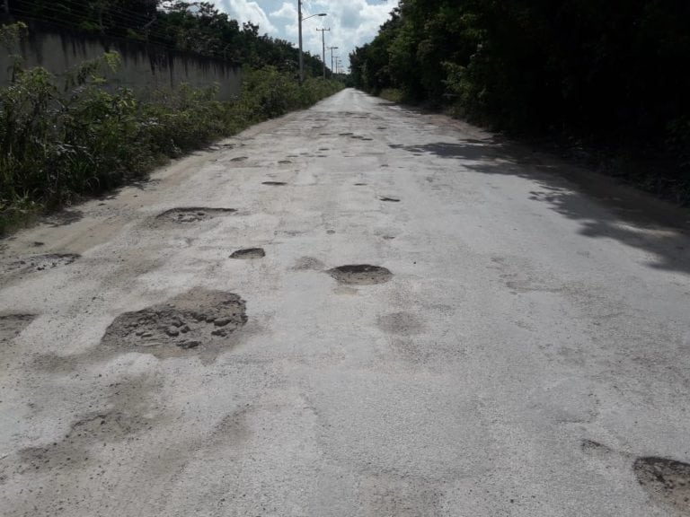 Piden apoyo por “cráteres de luna” en la única vía hacia “Las Fincas”, Cozumel Piden apoyo por “cráteres de luna” en la única vía hacia “Las Fincas”, Cozumel