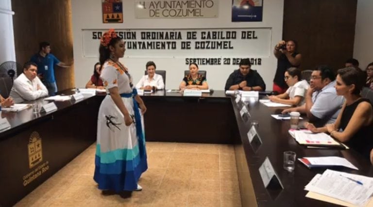 El vestido de la discordia: Estalla Perla Tun en sesión de Cabildo El vestido de la discordia: Estalla Perla Tun en sesión de Cabildo