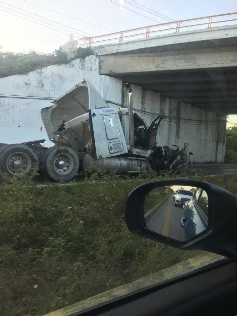 Se cae camión de puente hacia el aeropuerto