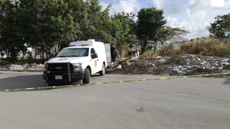 Encuentran a sujeto tendido en el pasto; estaba muerto