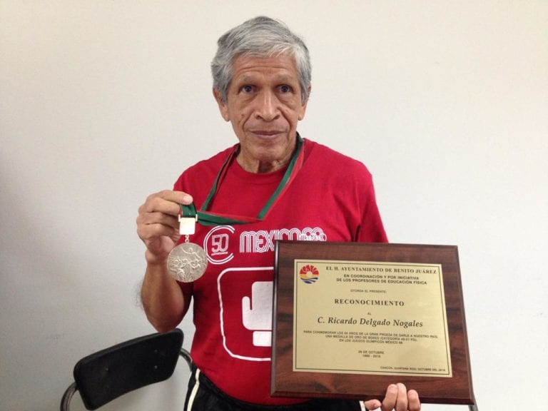 Entregan reconocimiento al pulgista Ricardo Delgado