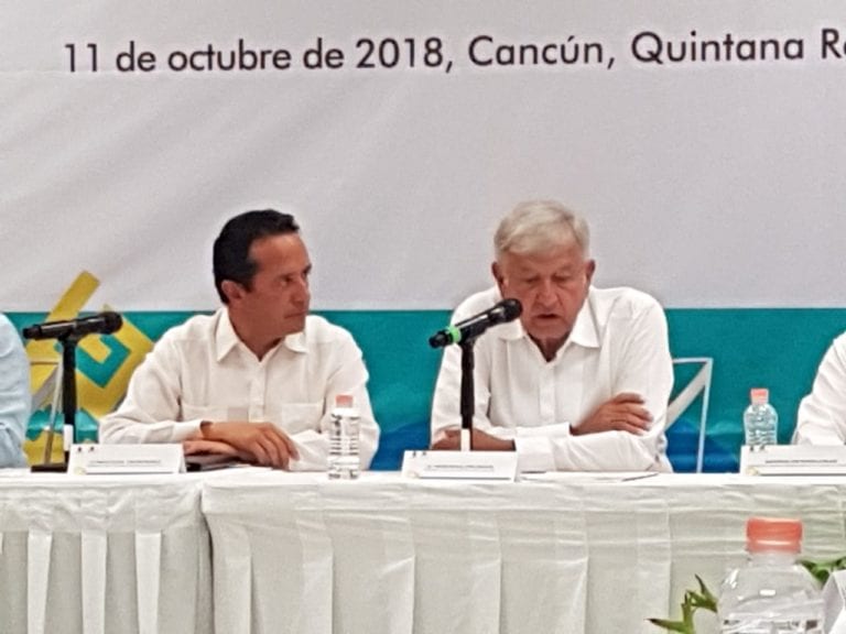 AMLO se reúne con Carlos Joaquín y su gabinete