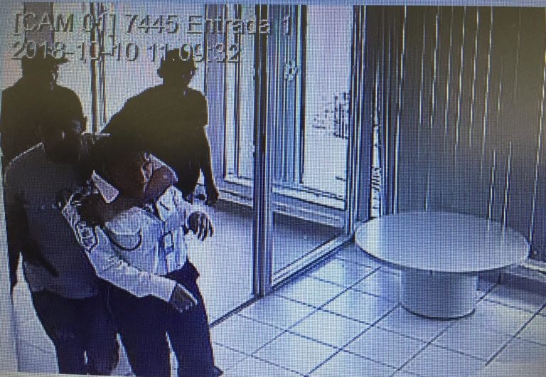 Empistolados asaltan Banamex en plaza Mundo Maya