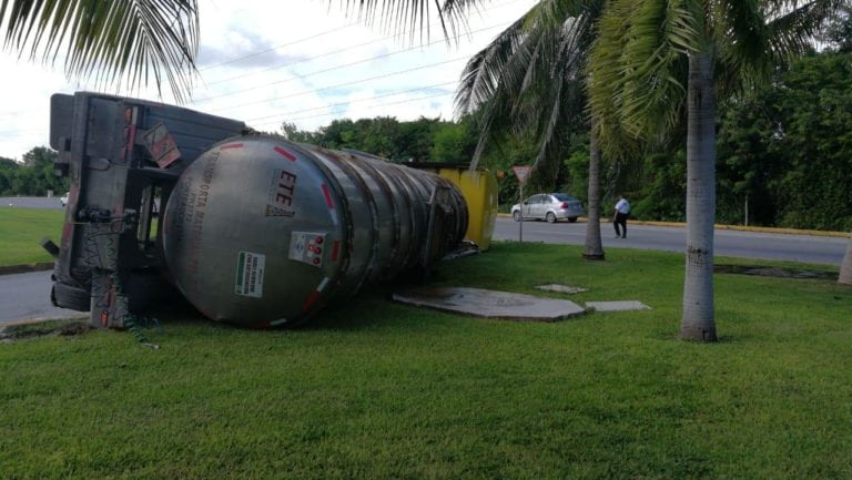 Tráiler vuelca y derrama turbosina en la Zona Hotelera