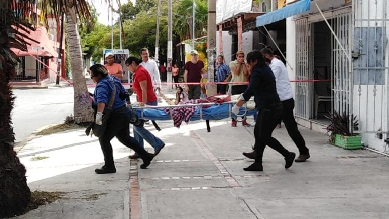 Lo acuchillan cerca del Parque de las Palapas