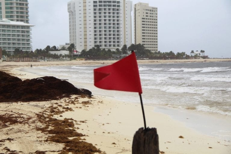 GALERÍA: Desoladas playas de Cancún por frente frío; habrá tormenta