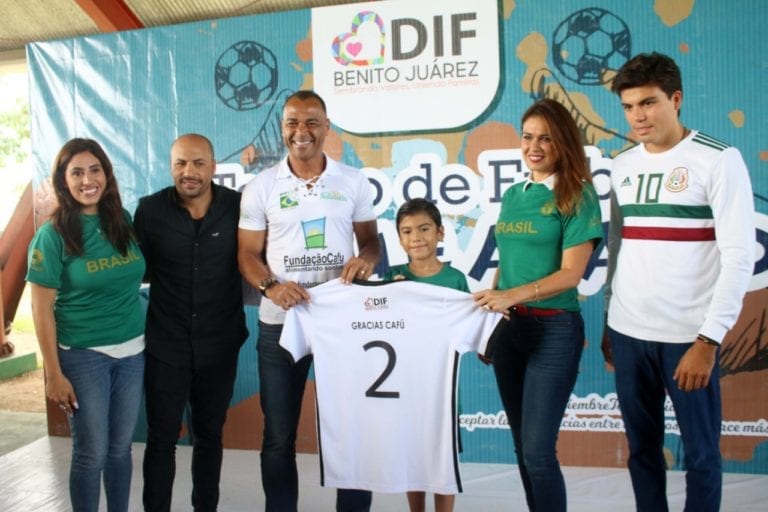 Cafú, padrino de niños vulnerables en Cancún