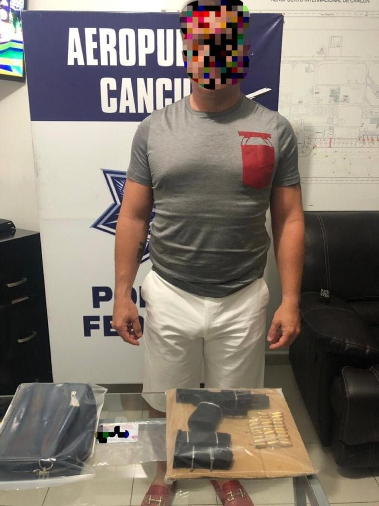 Cancún.- Agentes federales detuvieron en el Aeropuerto Internacional de Cancún a un sujeto que portaba en su equipaje un arma de fuego.