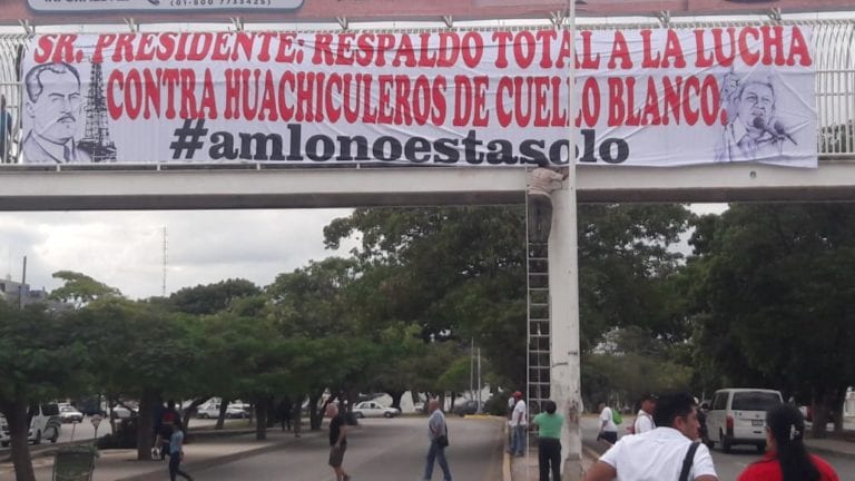 Con mantas apoyan a AMLO contra el “huachicoleo”