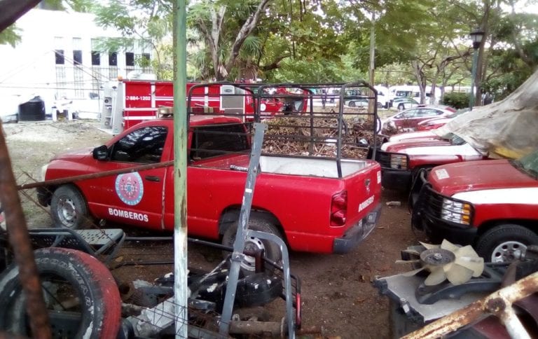 Denuncian “cementerio de coches” detrás de Bomberos