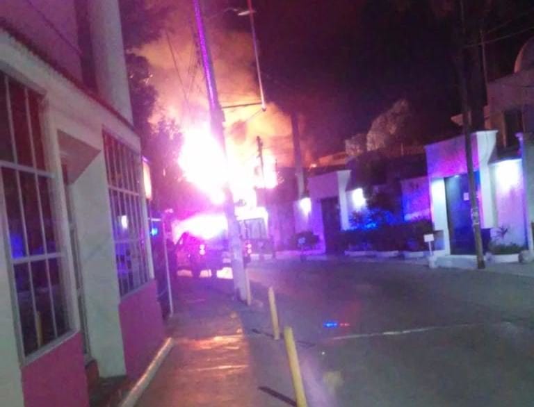 Se quema local junto al Parque de las Palapas