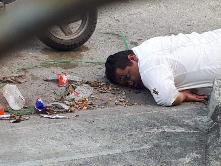 Un taxista fue sacado del club para caballeros Premier, luego de ser aparentemente golpeado en el rostro.