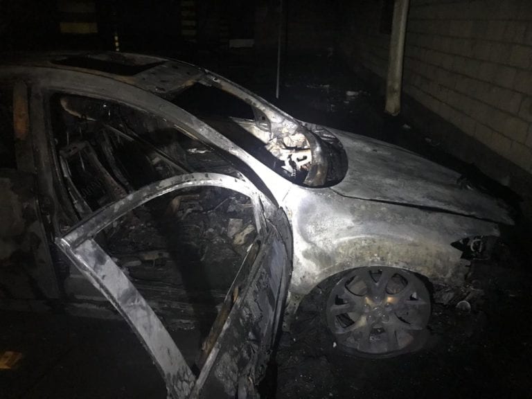 Incendio de vehículo obliga a evacuar edificios