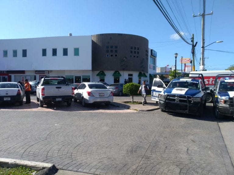 Asaltan a cuentahabientes afuera de banco en Cancún