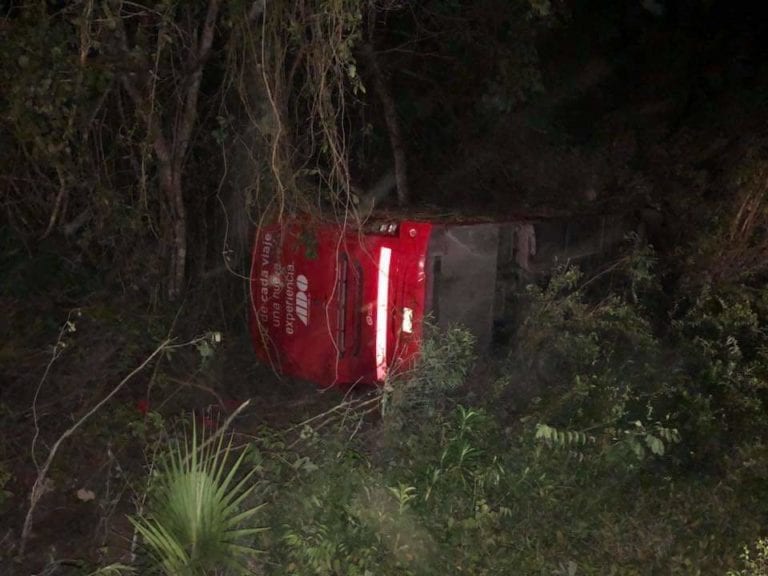 Vuelca camión de pasajeros antes de llegar a Cancún