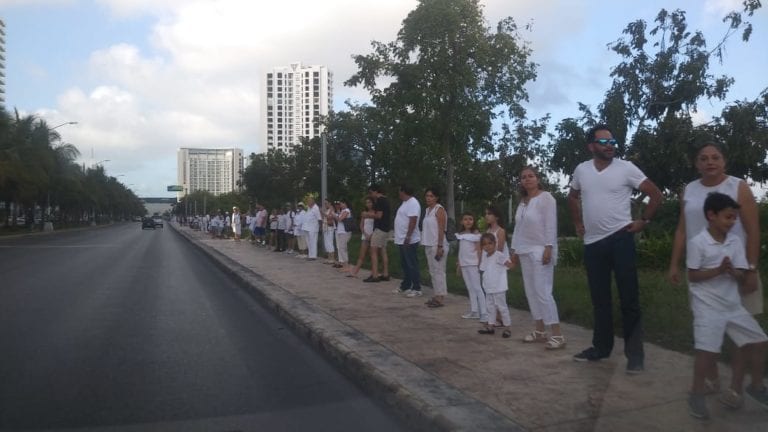 Tajamar: Forman “Cadena Humana” por la paz en Cancún