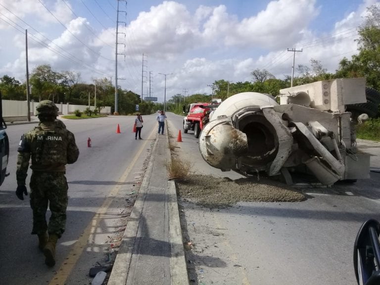 Vuelca camión cementero en Cancún