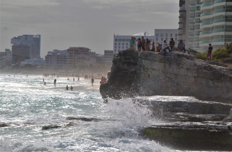 Evacúan playas públicas de Cancún, por tormenta eléctrica