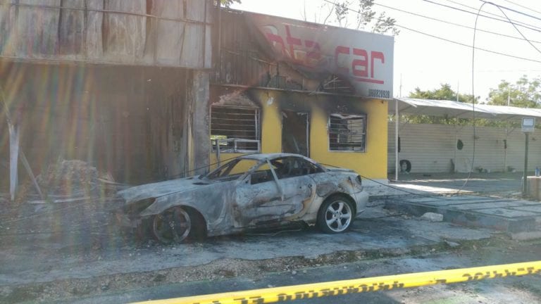 Quedaron calcinados ocho vehículos en Planet Car´s