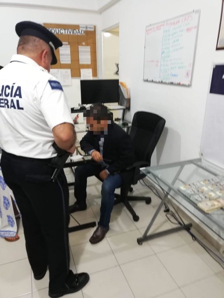 Lo “cachan” con el maletón de dinero en aeropuerto de Cancún: 100 mil dólares en efectivo