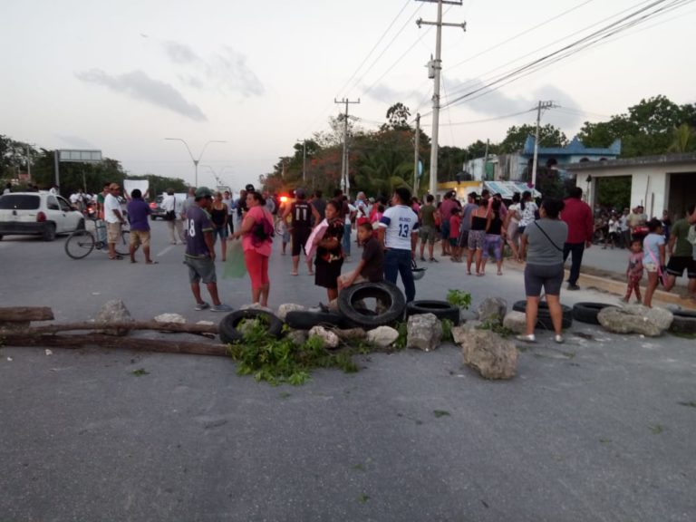 Colonos de Avante bloquean entrada a Cancún