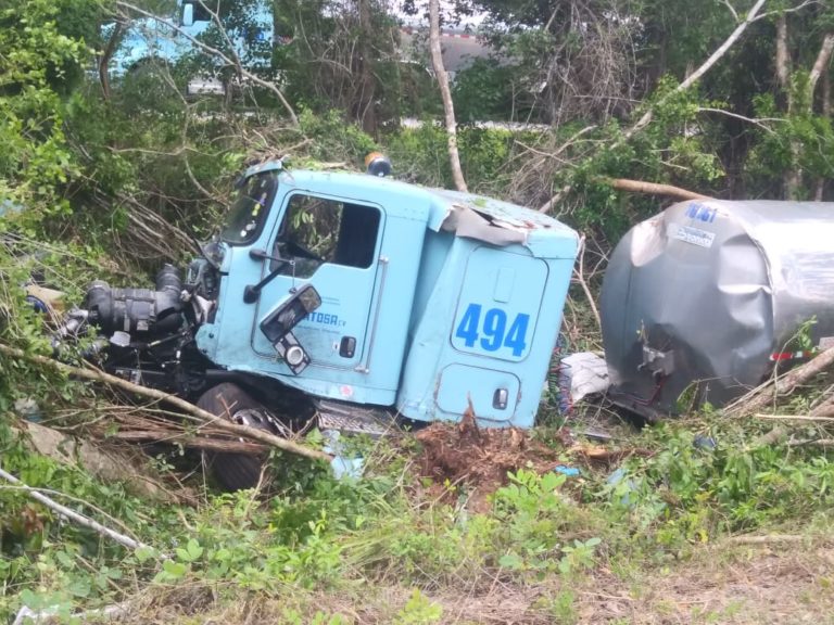 Aparatoso accidente de trailero en la autopista Cancún-Mérida