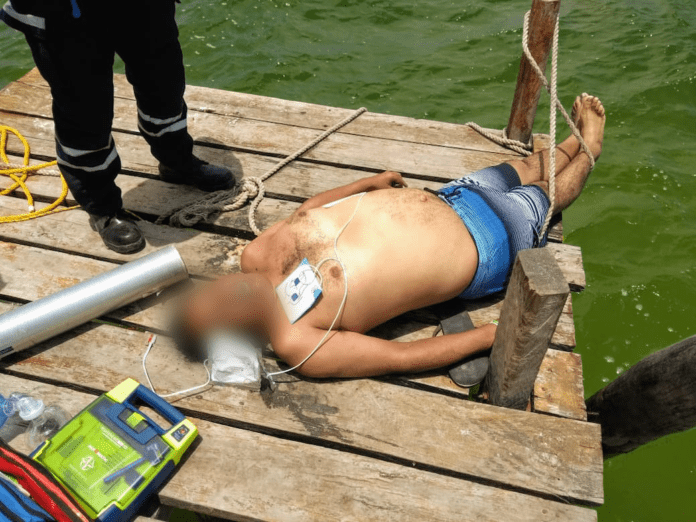 Un persona se ahogó tras meterse a nadar en un mulle frente a la Bahía de Mahahual, en el Malecón frente hotel Aqua Star de la alcaldía de Mahahual.