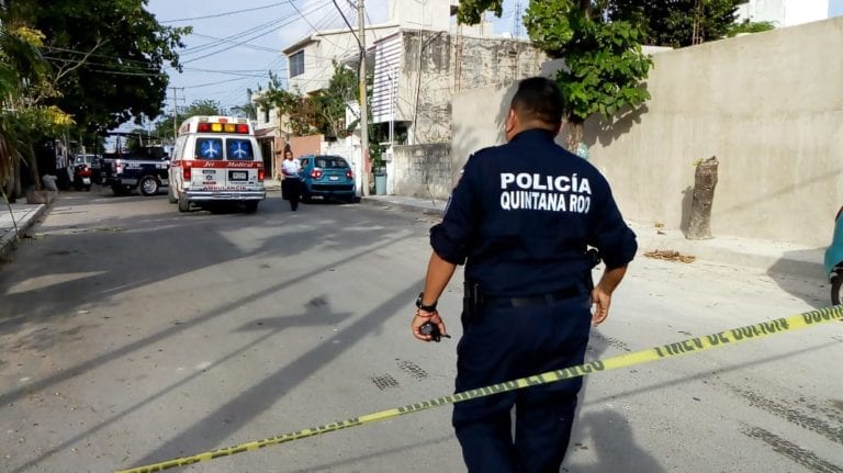 Matan a vendedor de fruta por error en balacera en Cancún