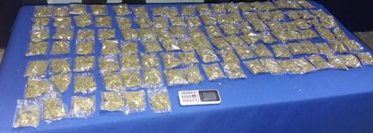 Detienen a dos en Cancún con 100 bolsas de marihuana
