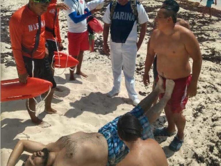 Rescatan marinos a cinco personas en Playa Delfines