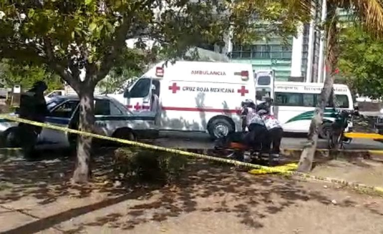 Balean a dos taxistas en Cancún