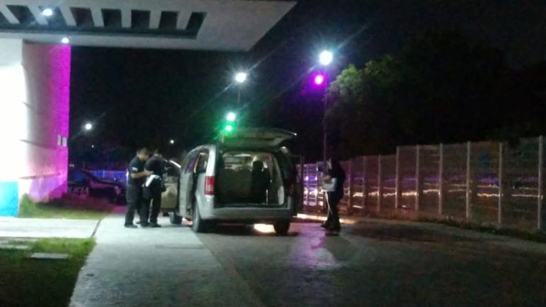 Balean a pareja en Cancún; mujer muere rumbo al hospital