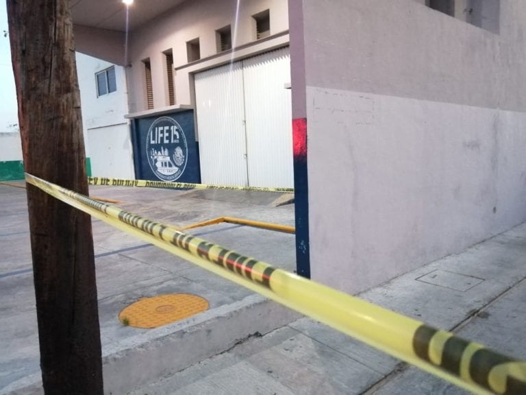 Comando armado quema ambulancias en Cancún