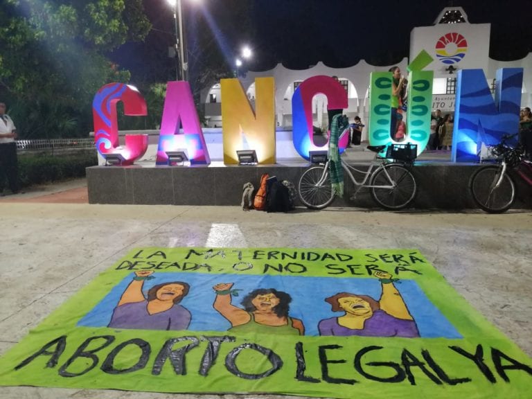 Dan “pañuelazo” a favor de despenalizar el aborto