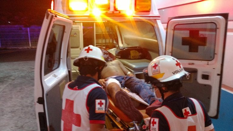 Balean a sujeto al salir de un antro de la Plaza de Toros de Cancún