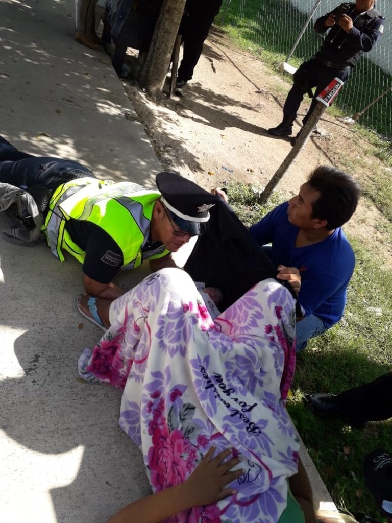 Mujer da a luz en filtro policiaco de Cancún